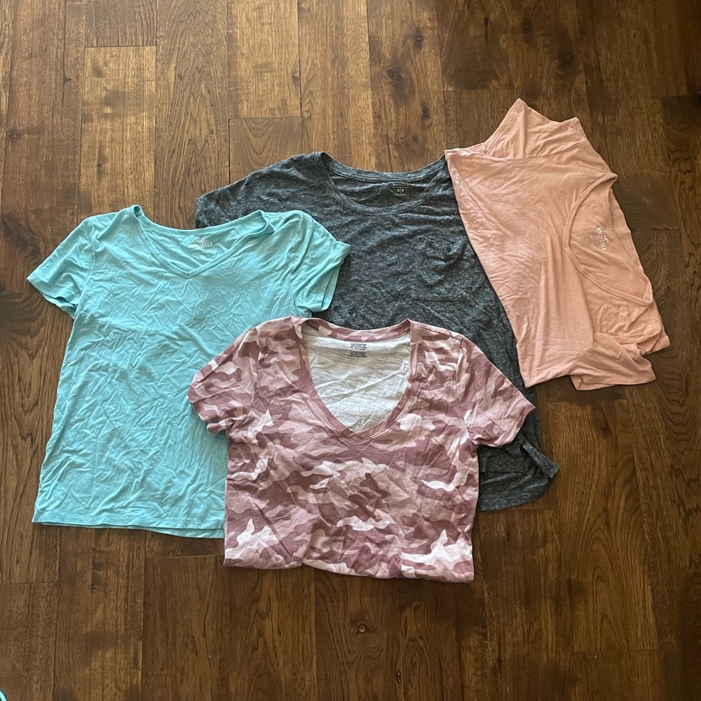 V-neck T-shirt Bundle - Sizes (XS-S) - Worn but great condition